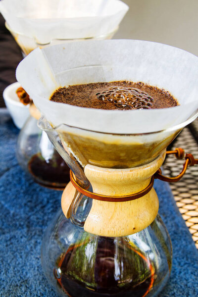 Кофе фильтруется на голубой поверхности
