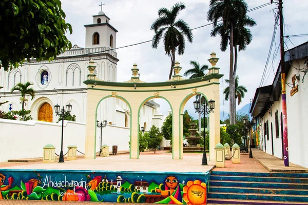 Ahuachapan Salvador Maio Vista Uma Igreja Branca Murais Ahuachapan Salvador — Fotografia de Stock