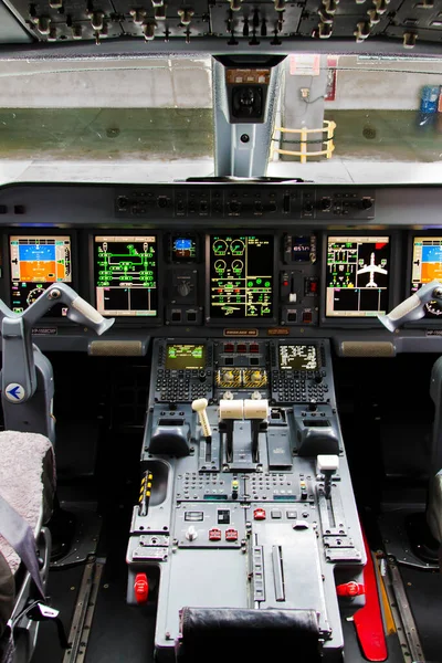 Embraer 190 Cockpit