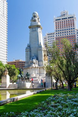 MADRID, İspanya - 9 Mayıs 2014: İspanya 'nın Madrid Plaza de Espana şehrinde Don Kişot heykeli. Miguel Cervantes 'in romanının hayali karakteri, İspanyol yazar, şair ve oyun yazarıydı.
