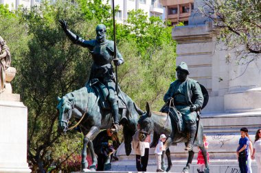MADRID, İspanya - 9 Mayıs 2014: İspanya 'nın Madrid Plaza de Espana şehrinde Don Kişot heykeli. Miguel Cervantes 'in romanının hayali karakteri, İspanyol yazar, şair ve oyun yazarıydı.