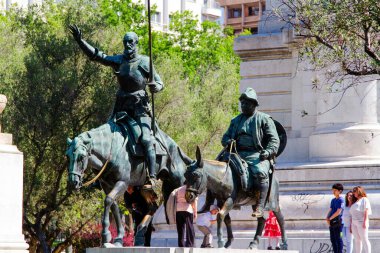 MADRID, İspanya - 9 Mayıs 2014: İspanya 'nın Madrid Plaza de Espana şehrinde Don Kişot heykeli. Miguel Cervantes 'in romanının hayali karakteri, İspanyol yazar, şair ve oyun yazarıydı.