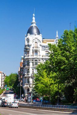MADRID, İspanya - Mayıs 09: Casa Gallardo İspanya Meydanı 'nda Mayıs 09, 2014 Madrid, İspanya. Bina 1911 yılında Federico Arias Rey tarafından inşa edildi..