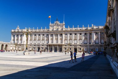 MADRID, İspanya - 30 Nisan 2014 tarihinde İspanya 'nın Madrid şehrinde bulunan Kraliyet Sarayı. Madrid Kraliyet Sarayı, İspanyol Kraliyet Ailesi 'nin resmi ikametgahıdır.