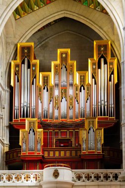 MADRID, İspanya - 09 Mayıs: Santa Maria la Real de La Almudena 'nın güzel Neo-gotik iç mimarisi - İspanya' nın Madrid kentindeki ünlü katedral