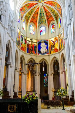 MADRID, İspanya - 09 Mayıs: Santa Maria la Real de La Almudena 'nın güzel Neo-gotik iç mimarisi - İspanya' nın Madrid kentindeki ünlü katedral