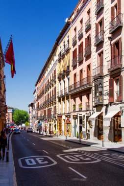 MADRID, İspanya - 9 Mayıs 2014 'te İspanya' nın Madrid kentindeki şehir merkezi, eski cadde ve binalar.