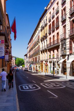 MADRID, İspanya - 9 Mayıs 2014 'te İspanya' nın Madrid kentindeki şehir merkezi, eski cadde ve binalar.