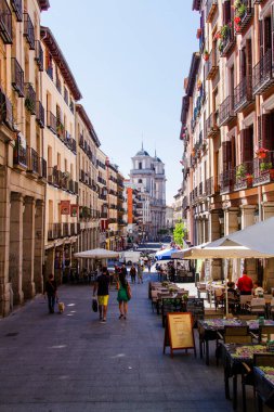 MADRID, İspanya - 9 Mayıs 2014 'te İspanya' nın Madrid kentindeki şehir merkezi, eski cadde ve binalar.