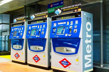 MADRIT, İspanya - 09 Mayıs 2014: Madrid Barajas Havaalanı 'nda Metro bileti büfesi. Madrid İspanya 'nın en işlek metro sistemine sahip..