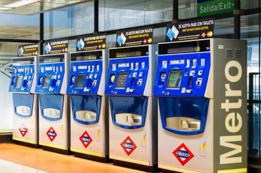 MADRIT, İspanya - 09 Mayıs 2014: Madrid Barajas Havaalanı 'nda Metro bileti büfesi. Madrid İspanya 'nın en işlek metro sistemine sahip..