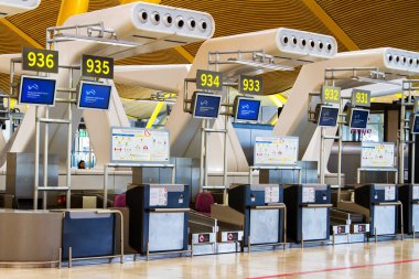 MADRID, İspanya - 9 Mayıs: 9 Mayıs 2014 tarihinde Madrid, İspanya 'da Barajas Havaalanı check-in salonu. Antonio Lamela ve Richard Rogers 'ın tasarladığı Terminal 4' ün içi.