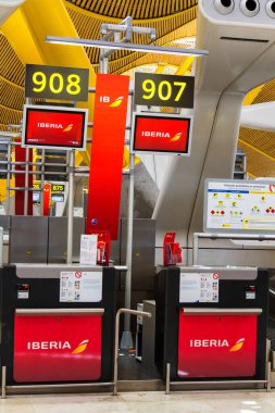 MADRID, İspanya - 9 Mayıs: 9 Mayıs 2014 tarihinde Madrid, İspanya 'da Barajas Havaalanı check-in salonu. Antonio Lamela ve Richard Rogers 'ın tasarladığı Terminal 4' ün içi.