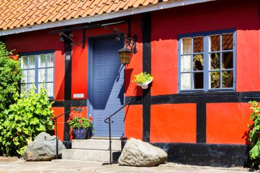 NEXO, DENMARK - 22 Haziran 2014: Nexo, Bornholm, Danimarka 'da bulunan eski ahşap ev. Tahta evler Bornholm adasına özgü..