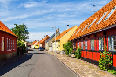 Danimarka 'nın Bornholm Adası' ndaki tipik Danimarka sokağı