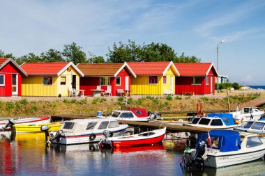 NEXO, DENMARK - 21 Haziran 2014: Danimarka 'nın Bornholm adasındaki Nexo adasında kırmızı ve sarı kıyı ahşap evler.