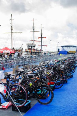 KOLOBRZEG, POLAND - 20 Haziran 2014: Kolobrzeg, Polonya 'da Triatlon geçiş bölgesi etkinliği. Bisikletler triatletleri bekliyor..