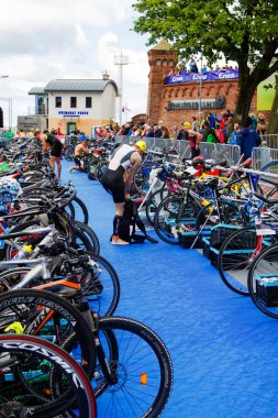 KOLOBRZEG, POLAND - 20 Haziran 2014: Kolobrzeg, Polonya 'da Triatlon geçiş bölgesi etkinliği. Bisikletler triatletleri bekliyor..