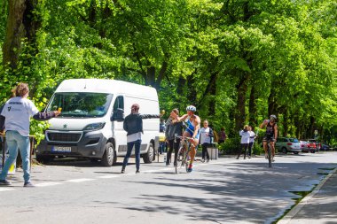 KOLOBRZEG, POLAND - 20 Haziran 2014 'te Polonya' nın Kolobrzeg kentinde düzenlenen triatlon bisiklet yarışı sırasında motosikletçiler bilinmeyen personelden yiyecek ve içecek aldılar.