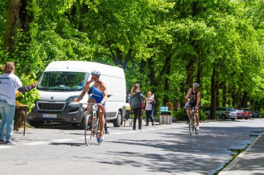 KOLOBRZEG, POLAND - 20 Haziran 2014 'te Polonya' nın Kolobrzeg kentinde düzenlenen triatlon bisiklet yarışı sırasında motosikletçiler bilinmeyen personelden yiyecek ve içecek aldılar.