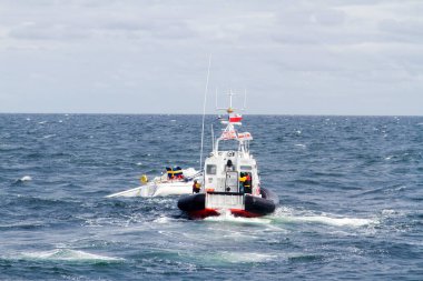 BALTIC SEA - 20 Haziran 2014: 20 Haziran 2014 tarihinde Baltık Denizi 'nde kırık bir direkle İsveç yatını kurtaran kurtarma botu.