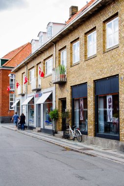 NEXO, DENMARK - 21 Haziran 2014: Danimarka 'nın Nexo, Bornholm adasındaki bir caddenin görüntüsü.