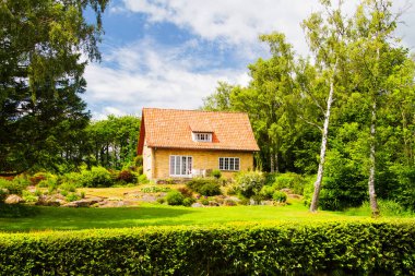 Danimarka 'nın Bornholm Adası' ndaki tipik Danimarka evi.