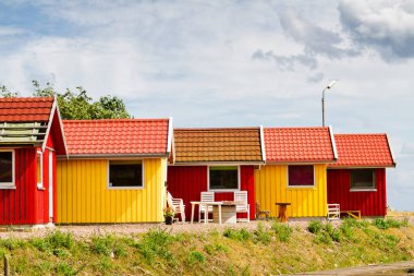 Danimarka, Bornholm 'de kırmızı ve sarı kıyı ahşap evler