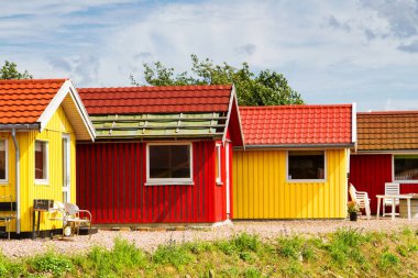 Danimarka, Bornholm 'de kırmızı ve sarı kıyı ahşap evler