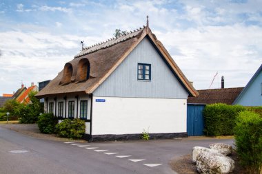 Geleneksel klasik dekoratif stil Danimarka 'nın çatıdaki evi, Bornholm Danimarka