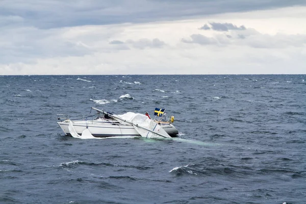 Baltic Sea June 2014年6月20日在波罗的海救援艇与破碎的桅杆拯救瑞典游艇 — 图库照片