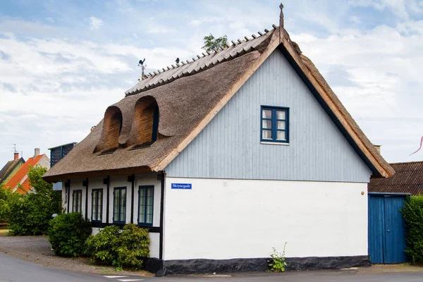伝統的な古い古典的な装飾スタイルデンマーク国の茅葺き屋根の家 ボルンホルムデンマーク — ストック写真