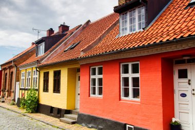 Danimarka 'nın Bornholm adasında tipik bir cadde manzarası