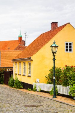 Danimarka 'nın Bornholm adasında tipik bir cadde manzarası