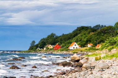 Hasle ve Jons Kappel yakınlarındaki Bornholm 'de tipik bir Danimarka evi manzarası. Danimarka