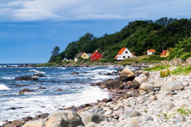 Hasle ve Jons Kappel yakınlarındaki Bornholm 'de tipik bir Danimarka evi manzarası. Danimarka