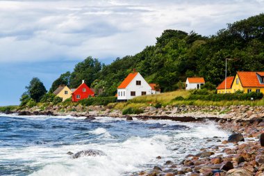 Hasle ve Jons Kappel yakınlarındaki Bornholm 'de tipik bir Danimarka evi manzarası. Danimarka