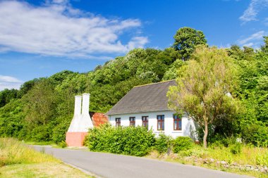 Tipik Bornholm mimarisi, tütsülenmiş bacası olan Bornholm ünlü yemeklerinden biri olan ringa balığı tüttürmek için kullanılır..