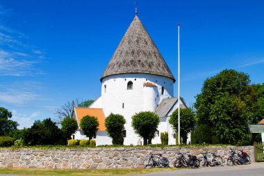 OLSKER, DENMARK - 24 Haziran 2014: The Ols Kirke, Olsker, Bornholm Adası, Danimarka.