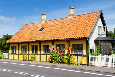 SVANEKE, DENMARK - 22 Haziran 2014 'te Danimarka' nın Bornholm adasındaki Svaneke kentindeki eski kereste evi. Tahta evler Bornholm 'e özgü..