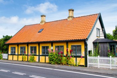 SVANEKE, DENMARK - 22 Haziran 2014 'te Danimarka' nın Bornholm adasındaki Svaneke kentindeki eski kereste evi. Tahta evler Bornholm 'e özgü..