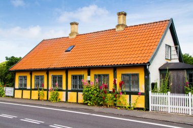SVANEKE, DENMARK - 22 Haziran 2014 'te Danimarka' nın Bornholm adasındaki Svaneke kentindeki eski kereste evi. Tahta evler Bornholm 'e özgü..