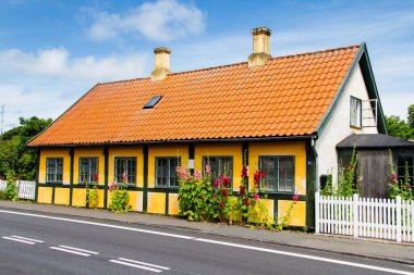 SVANEKE, DENMARK - 22 Haziran 2014 'te Danimarka' nın Bornholm adasındaki Svaneke kentindeki eski kereste evi. Tahta evler Bornholm 'e özgü..