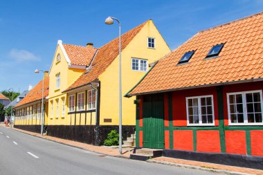 Danimarka 'nın Bornholm adasında tipik bir cadde manzarası