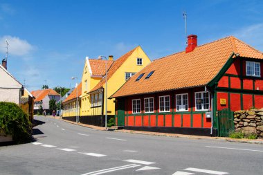 Danimarka 'nın Bornholm adasında tipik bir cadde manzarası