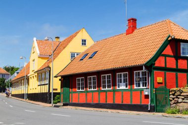 Danimarka 'nın Bornholm adasında tipik bir cadde manzarası