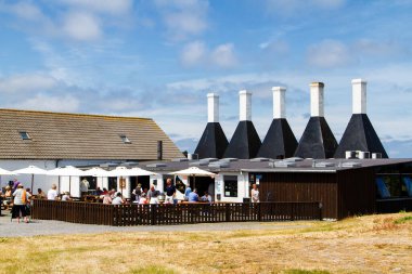 SVANEKE, DENMARK - 24 Haziran 2014: Danimarka adası Bornholm 'de Svaneke' de geleneksel tütsü evi.