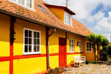 Tipik Bornholm mimarisi, yarı ahşap eski ev..