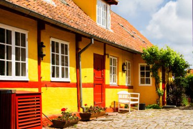 Tipik Bornholm mimarisi, yarı ahşap eski ev..