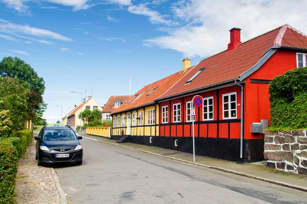 デンマークのボルンホルム島の典型的なデンマークの通り — ストック写真